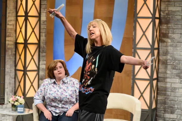 Gal Gadot" Episode 1727 -- Pictured: Aidy Bryant as Vanessa Rodgers, Heidi Gardner as AJ during "The Naomi Show" in Studio 8H on October 7, 2017 --